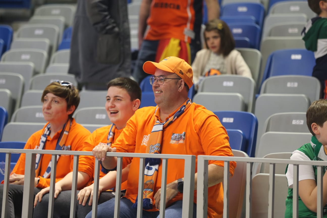 Llenazo en el Carpena para ver el Real Madrid-Valencia y el Unicaja-Andorra