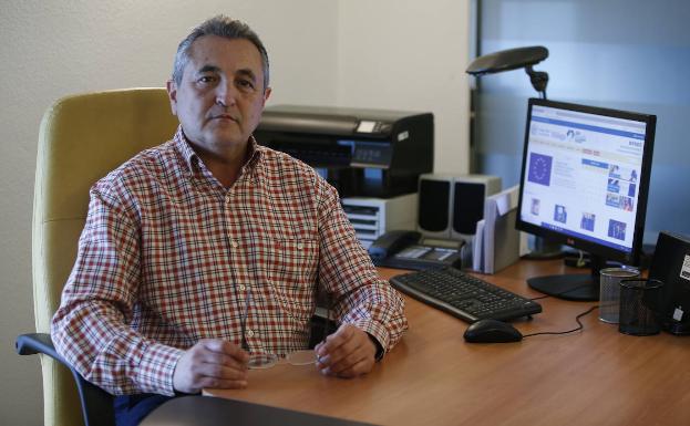 José Miguel Carrasco, en su despacho del Colegio de Enfermería de Málaga. 