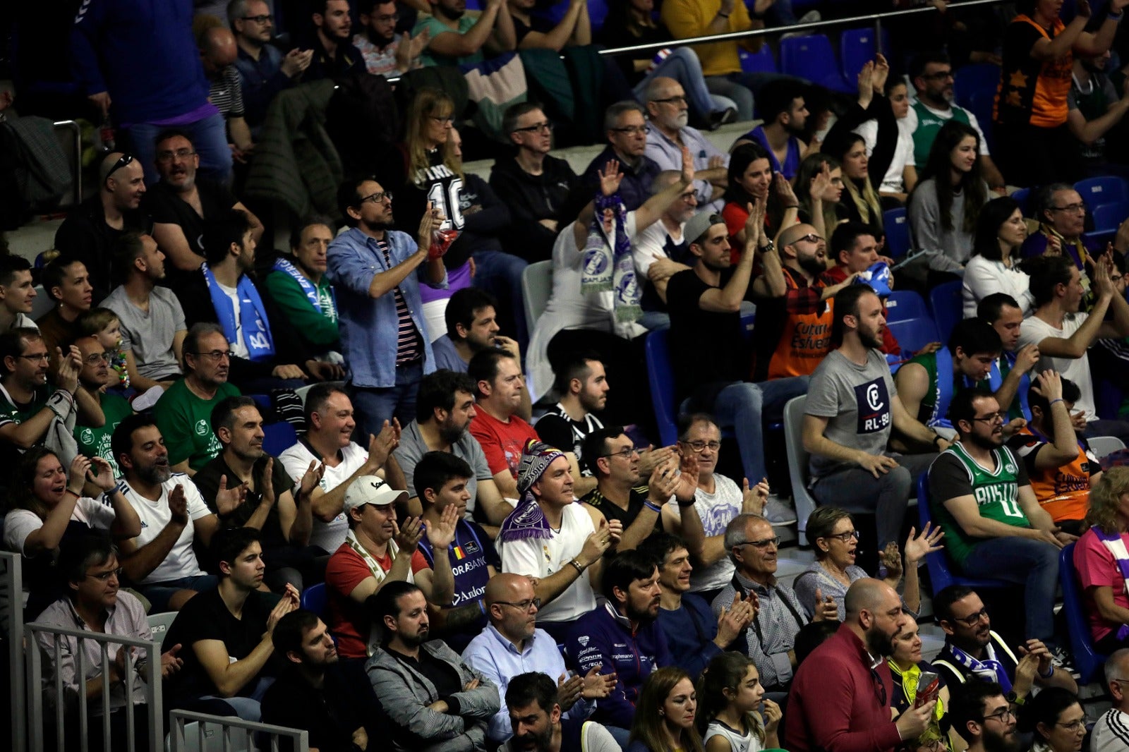 Llenazo en el Carpena para ver el Real Madrid-Valencia y el Unicaja-Andorra