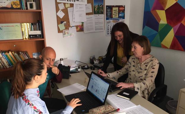 Profesionales de la Asociación Malagueña de Síndrome de Asperger trabajan en la sede que tienen en Teatinos. 