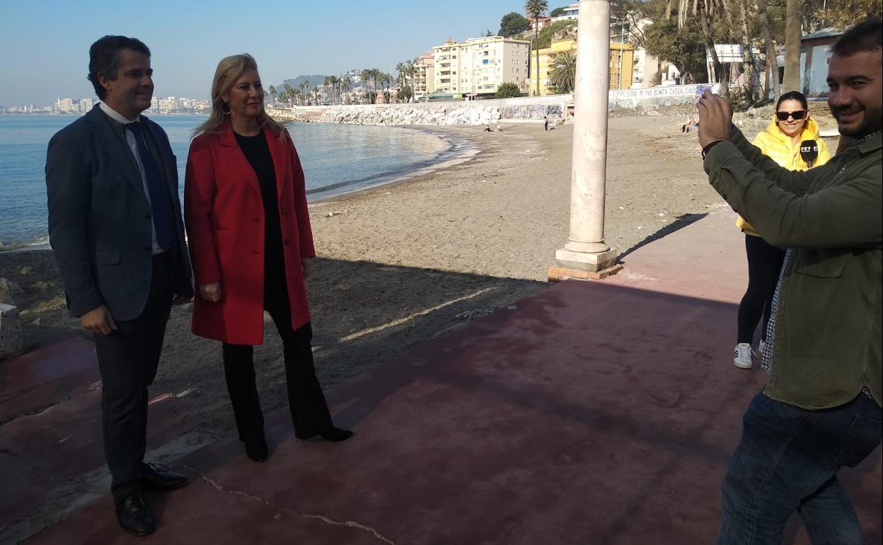 Carlos Conde y Carolina España, esta mañana en los Baños del Carmen. 