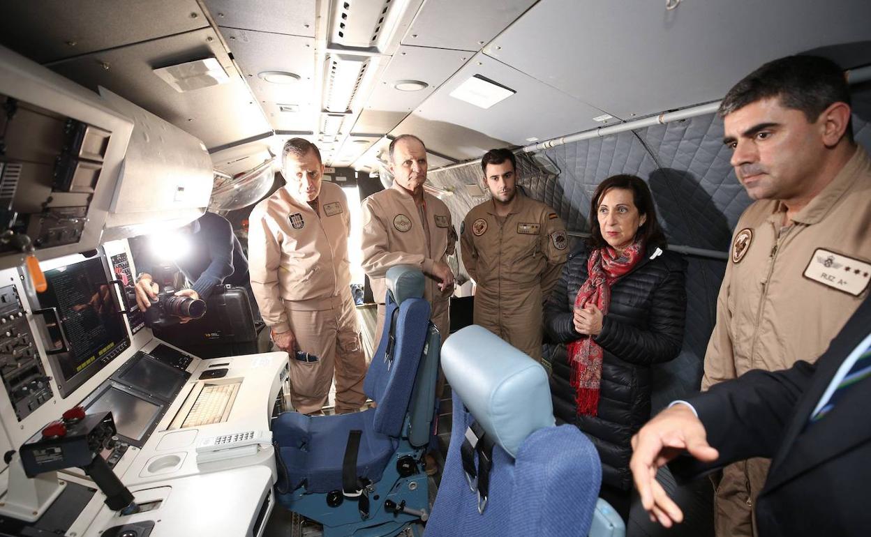 La ministra de Defensa, Margarita Robles, durante su visita el pasado mes de diciembre a los militares españoles integrados en la 'operación Sophia', destacados en Sicilia (Italia).