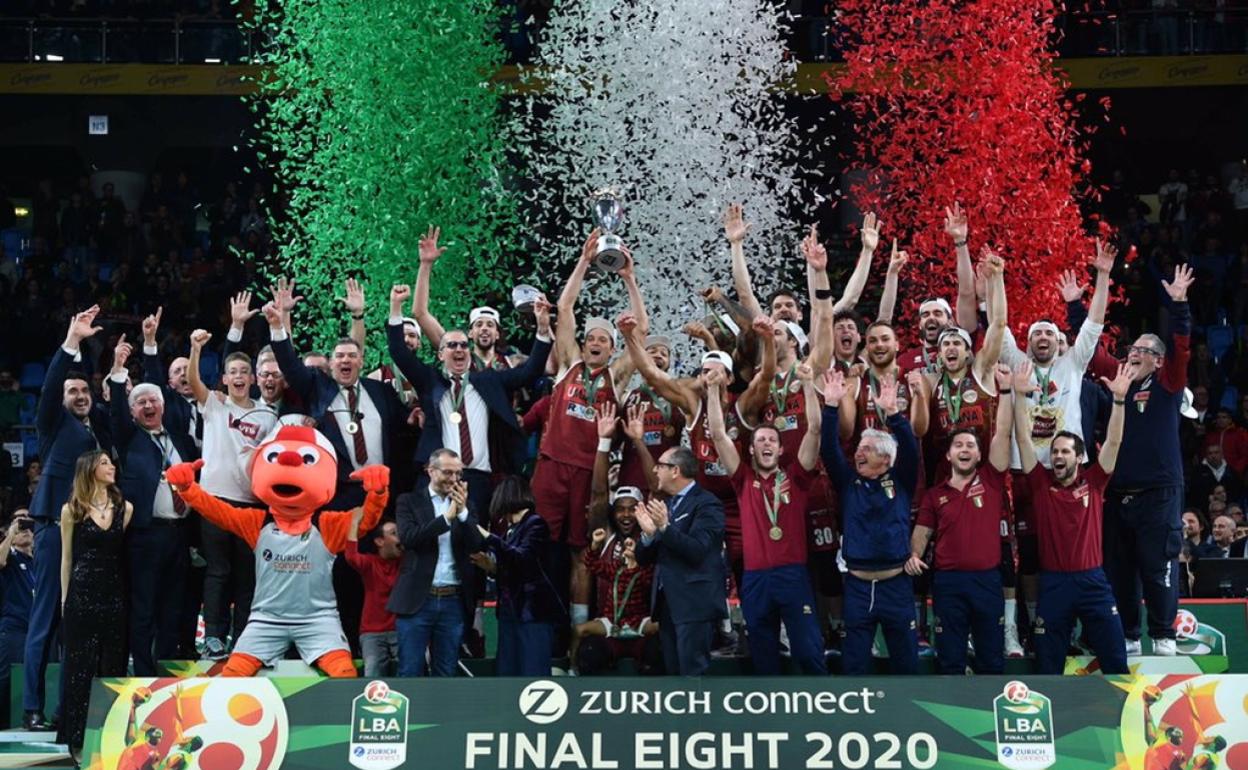 La plantilla del Reyer Venecia celebra el primer título de Copa de la historia del club. 