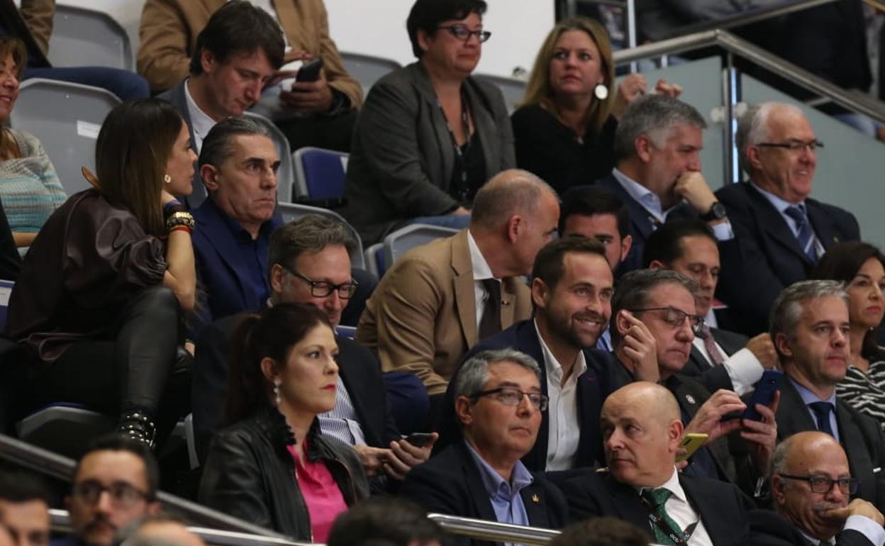 Sergio Scariolo, a la izquierda de la imagen, con su esposa en el Palco del Palacio de los Deportes. 