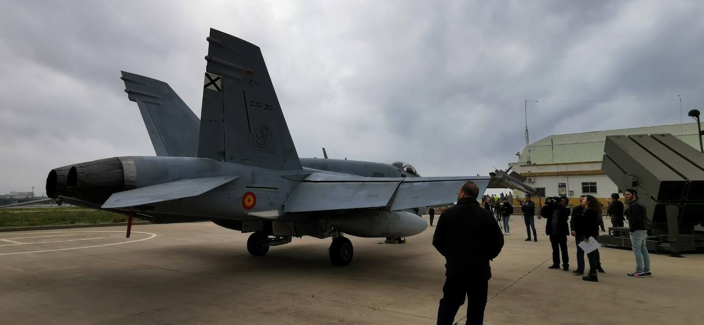 Una unidad de defensa antiaérea, seis F-18 y una fragata participan en unas prácticas conjuntas de los tres Ejércitos sobre la defensa aérea nacional. 