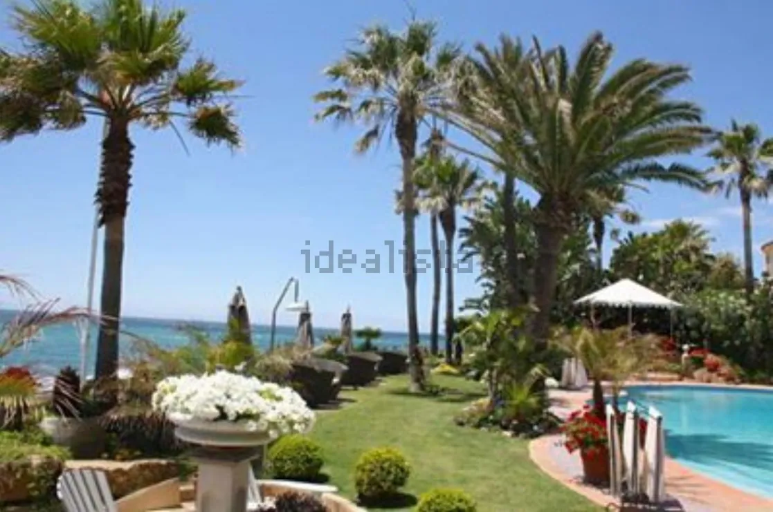 El portal web de venta inmobiliaria Idealista tiene a la venta una de las villas más caras y exclusivas de la Costa del Sol en la zona de Calaburra-Chaparral en Mijas. En una finca de 7000 metros cuadrados en primerísima línea de playa, se encuentra a 30 minutos en coche Puerto Banús. Cuenta con vistas al mar de 180 grados, con 2.250 metros cuadrados construidos en 12 habitaciones y 15 baños. El anuncio destaca que en ellas han pasado sus vacaciones la realeza, presidentes, billonarios, jeques y superestrellas.