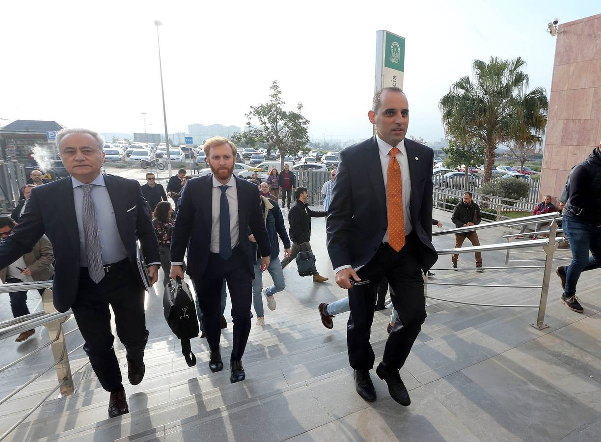 Los abogados Jesús Santos y Juan Pedro Cortés, junto a Richard Shaheen, ayer a la llegada a la Ciudad de la Justicia. 