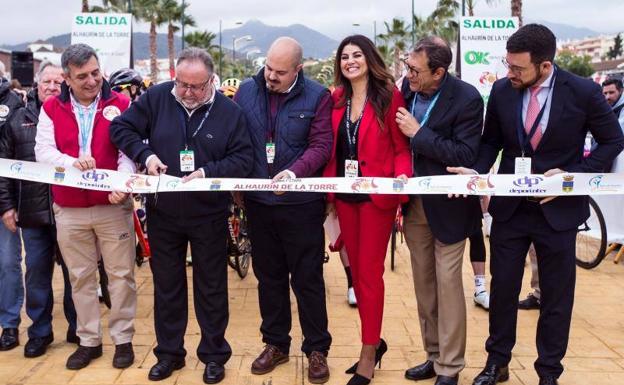 El alcalde de Alhaurín de la Torre, Joaquín Villnova (2i), acompañado por el presidente de Deporinter, Joaquín Cueva (i), y otras autoridades cortan la cinta de la salida de la LXVI Vuelta de Andalucía «Ruta del Sol» , hoy en Alhaurín de la Torre (Málaga). 