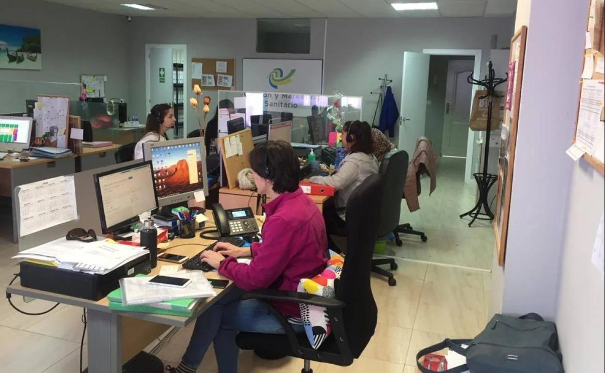 Trabajadoras del 'call center' en la oficina de la empresa en El Pinillo (Torremolinos). 