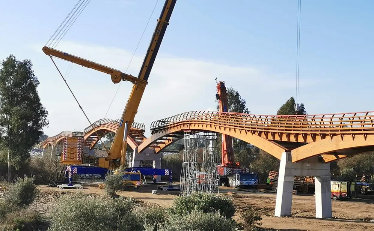 El nuevo puente empieza a tomar forma.