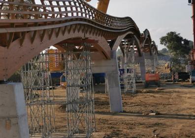 Imagen secundaria 1 - Instalan el último tramo del puente peatonal en el Guadalhorce