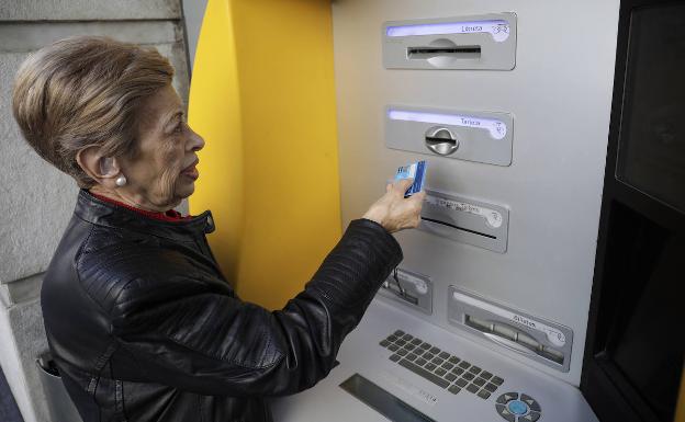 Los mayores, grandes perjudicados por el recorte de atención en las oficinas bancarias