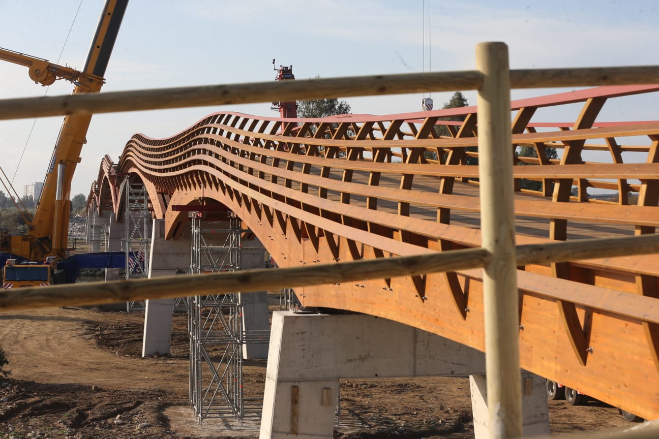 Recta final de los trabajos de construcción del puente peatonal que cruzará la desembocadura del Guadalhorce y que mejorará notablemente el uso que de este paraje natural.