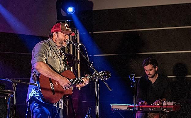 Lezón y Artetxe, de McEnroe, durante la actuación de anoche en el Albéniz. 