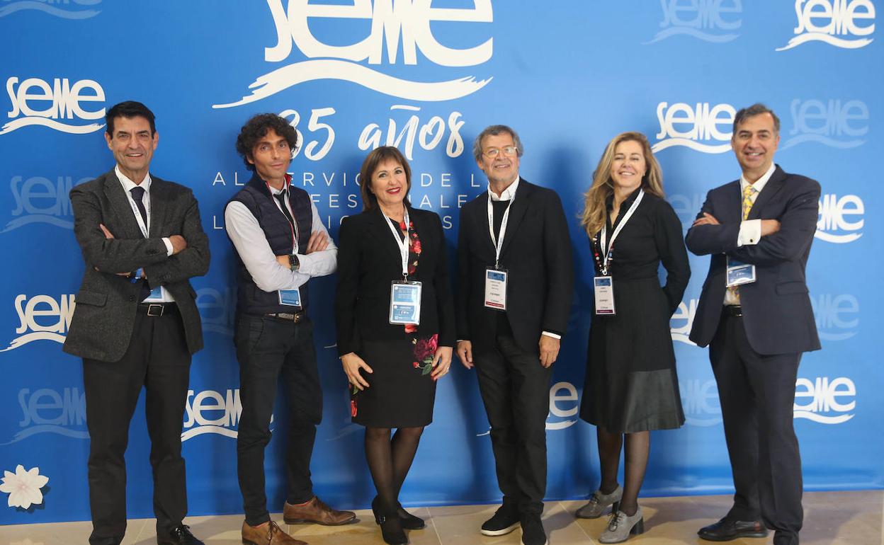 Petra Vega, la tercera por la izquierda, junto a directivos de la SEME, ayer. 