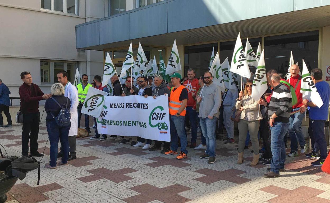Imagen de la protesta celebrada este jueves a las puertas del Hospital Comarcal de la Axarquía. 
