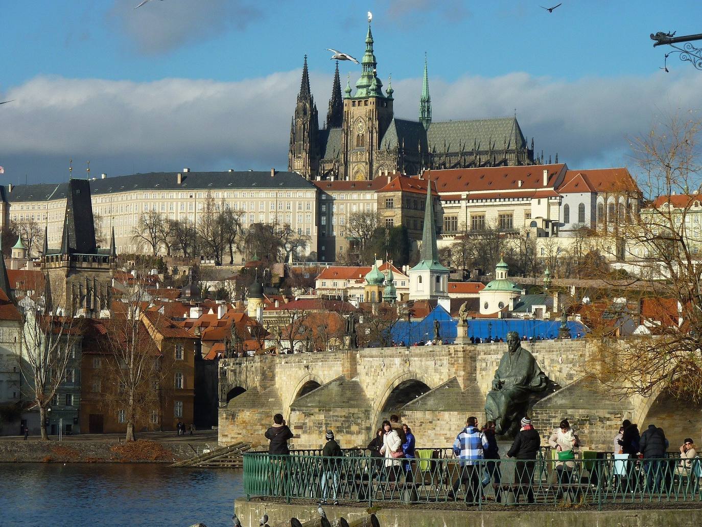 El castillo de Praga, en la República Checa, ostenta el honor de ser castillo medieval más grande del mundo. Mide 570 metros de largo por 130 metros de ancho. Esta construcción del siglo IX, que ha sido residencia de reyes, emperadores y presidentes del país, está compuesta por un conjunto de hermosos palacios y edificios conectados por pequeñas y pintorescas callejuelas. Dentro del recinto se puede visitar, entre otros, la Catedral de San Vito, el antiguo Palacio Real o la Basílica y Convento de San Jorge.