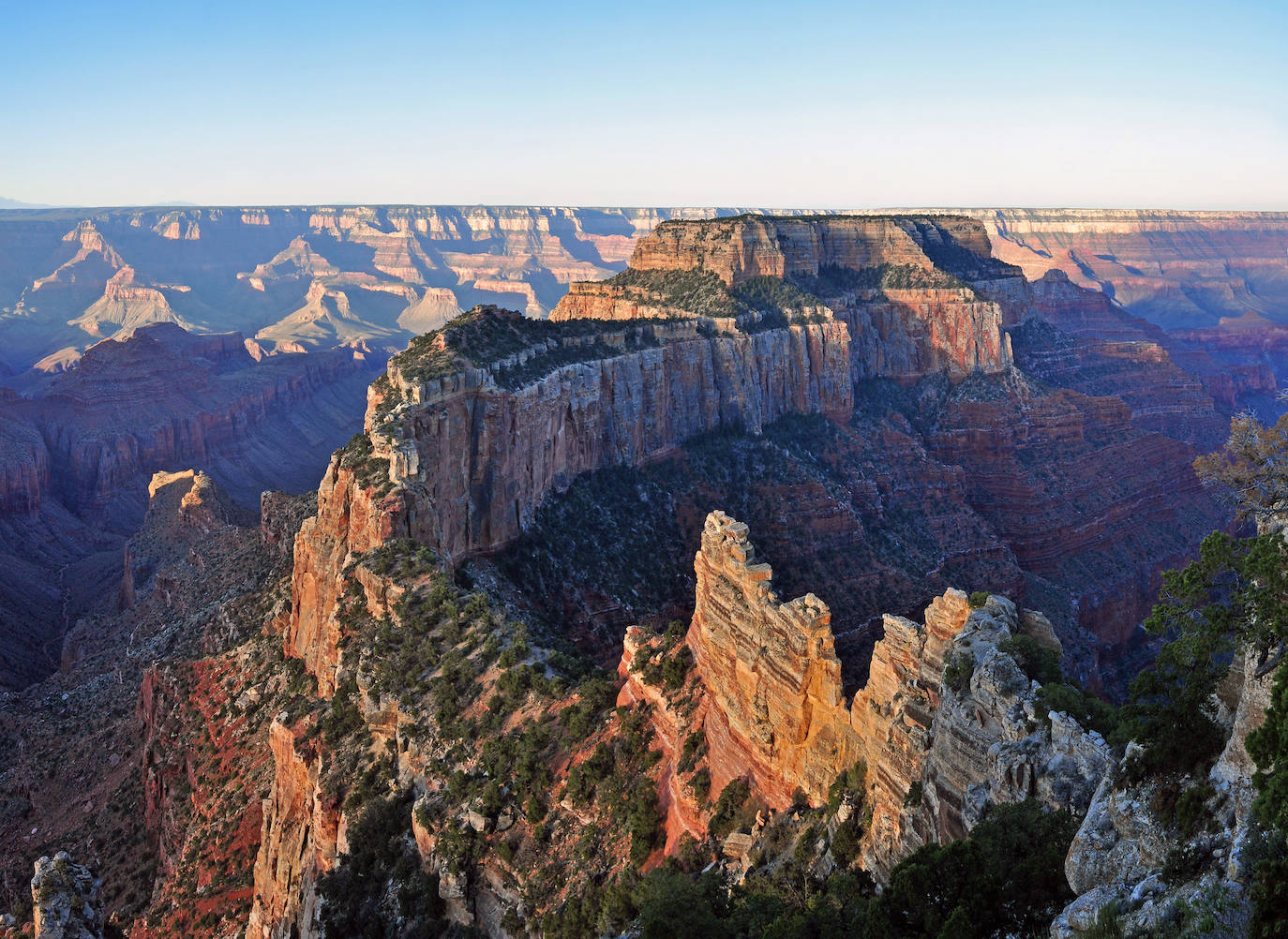 Con sus 446 kilómetros de longitud y tallado por el río Colorado, el Gran Cañón es el más extenso de norteamérica.