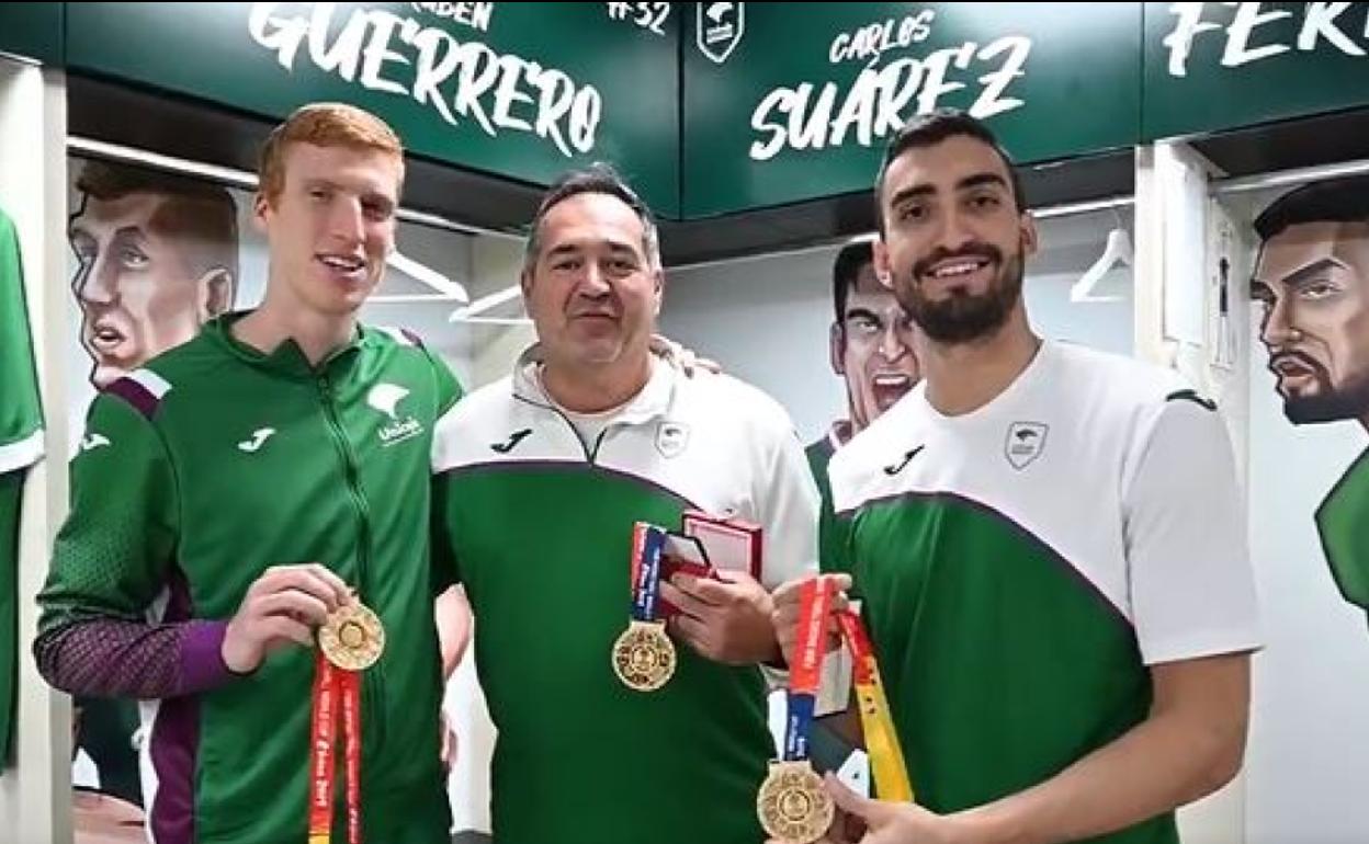 Alberto Díaz, Paco Aurioles y Jaime Fernández, en el vestuario del Unicaja con sus medallas de oro.