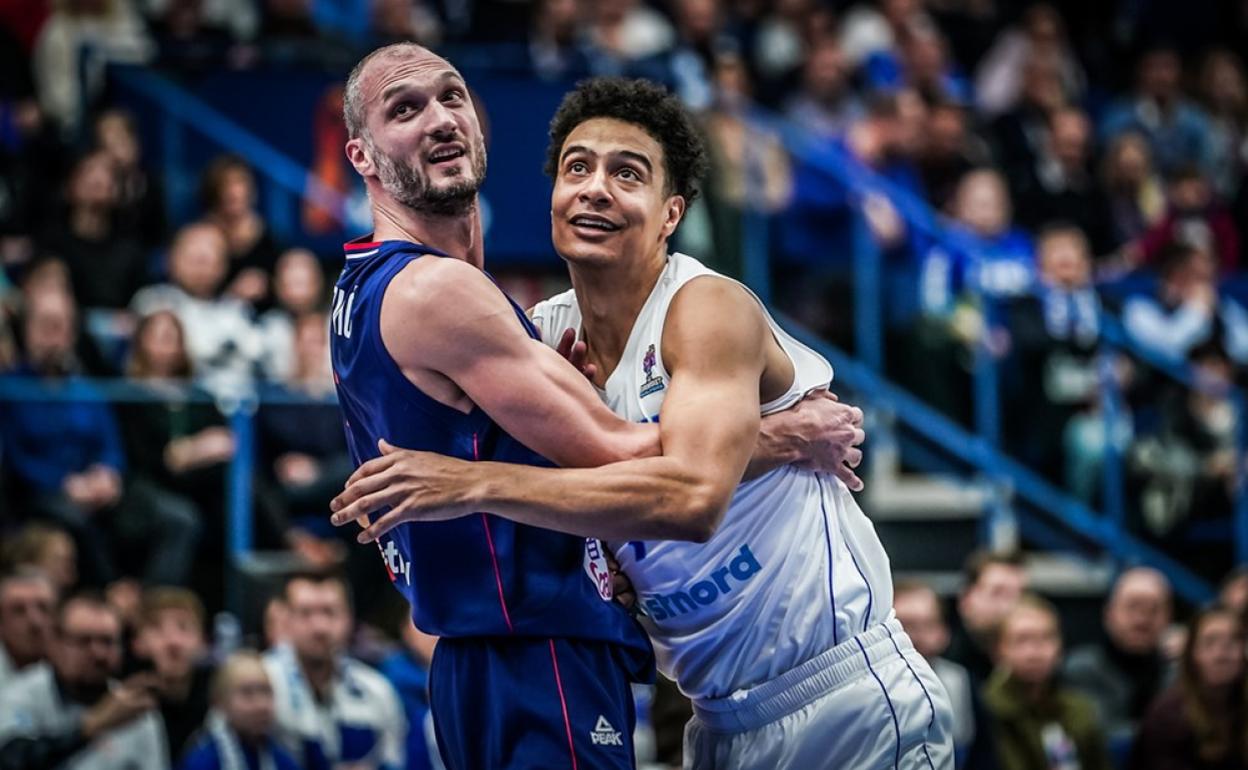 Marko Simonovic, a la izquierda de la imagen, en el partido que este jueves jugó con Serbia ante Finlandia. 