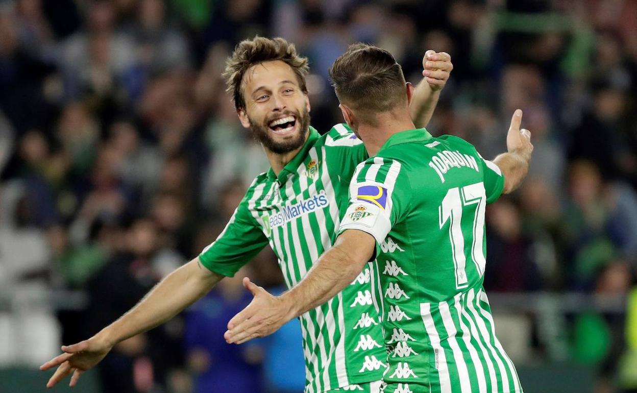 Canales y Juaquín celebran uno de los goles del Betis.
