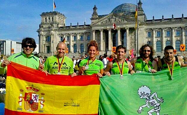 Arellano, en el centro de la foto, junto a varios compañeros del Club Primeguis, en el maratón de Berlín. 