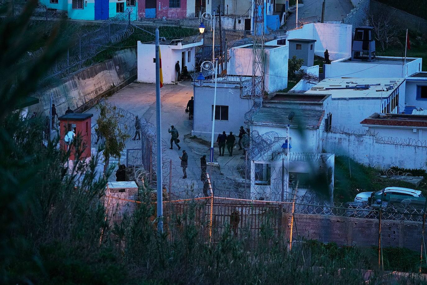 Policías y soldados marroquíes se despliegan en su lado de la frontera, erizada de alambradas, para contener la llegada de inmigrantes indocumentados.