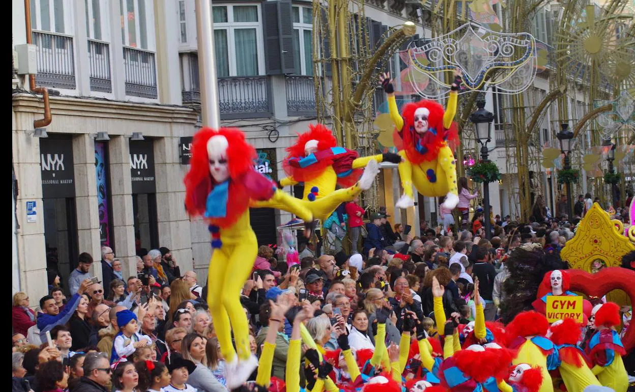 Los disfraces y la música del Carnaval toman las calles de Málaga