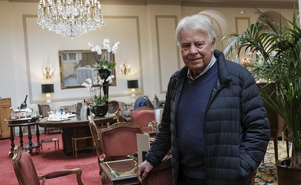 El expresidente Felipe González, durante la entrevista en Madrid para 'El Mercurio'. 