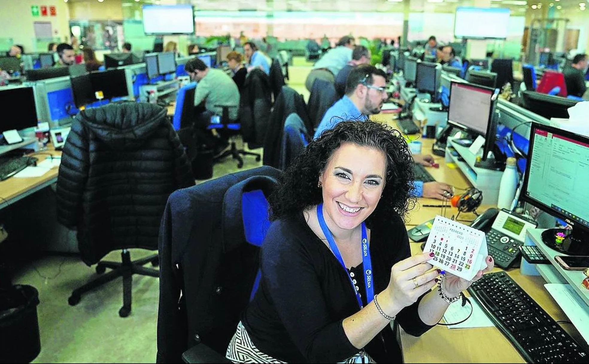 Encarni Serrano, empleada de Software Delsol, señala sonriente en el calendario los días de asueto que le reserva febrero.