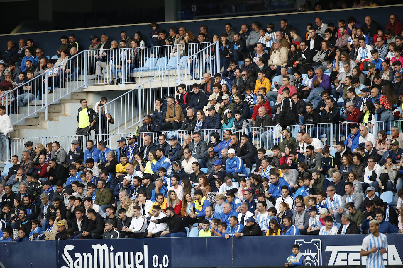 Fotos: ¿Estuviste en el Málaga-Racing? Búscate en las gradas de La Rosaleda