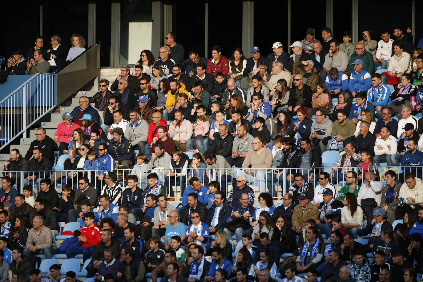 Fotos: ¿Estuviste en el Málaga-Racing? Búscate en las gradas de La Rosaleda