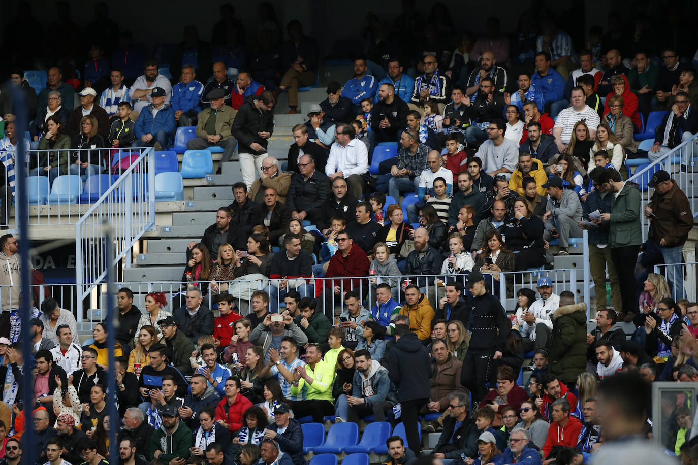 Fotos: ¿Estuviste en el Málaga-Racing? Búscate en las gradas de La Rosaleda