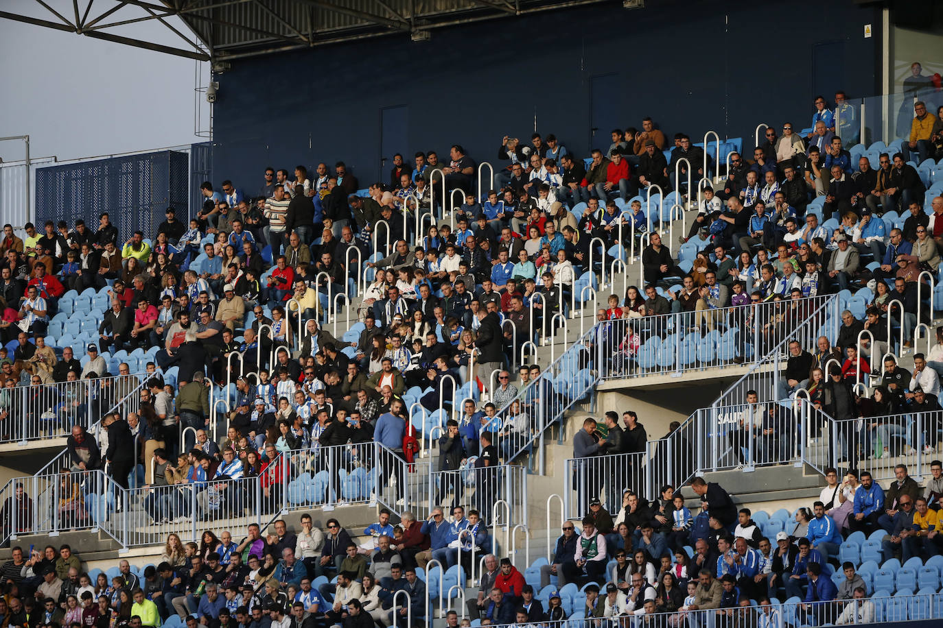 Fotos: ¿Estuviste en el Málaga-Racing? Búscate en las gradas de La Rosaleda