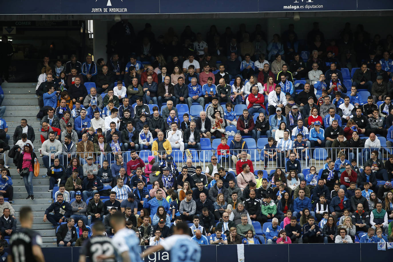 Fotos: ¿Estuviste en el Málaga-Racing? Búscate en las gradas de La Rosaleda
