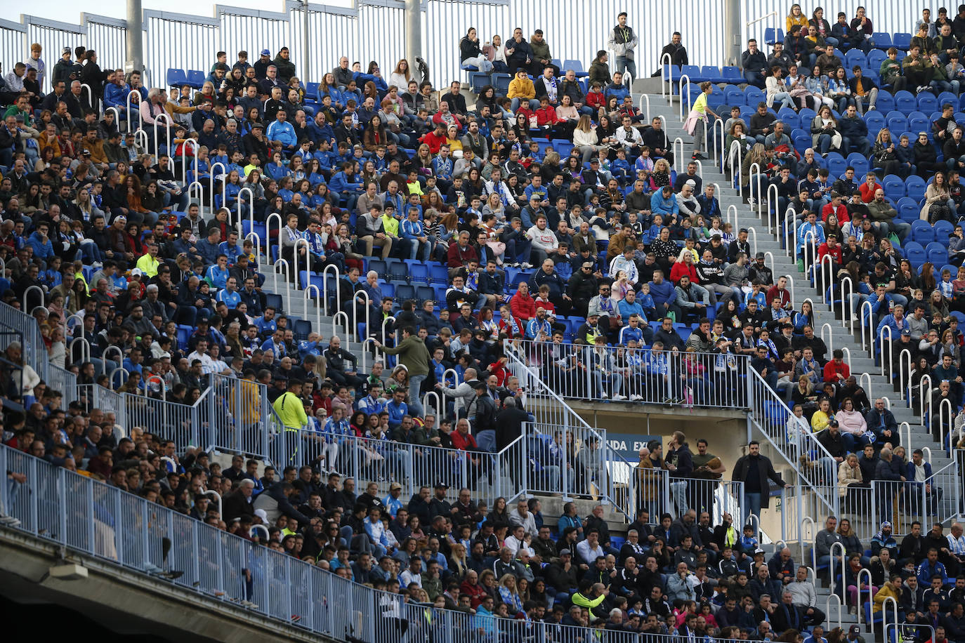 Fotos: ¿Estuviste en el Málaga-Racing? Búscate en las gradas de La Rosaleda