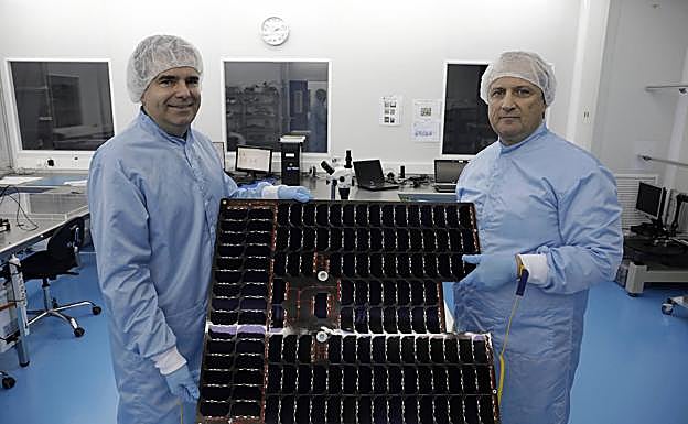 De Málaga al espacio. Miguel Ángel Vázquez y Vicente Díaz, con los paneles solares que fabrican en el PTA. 
