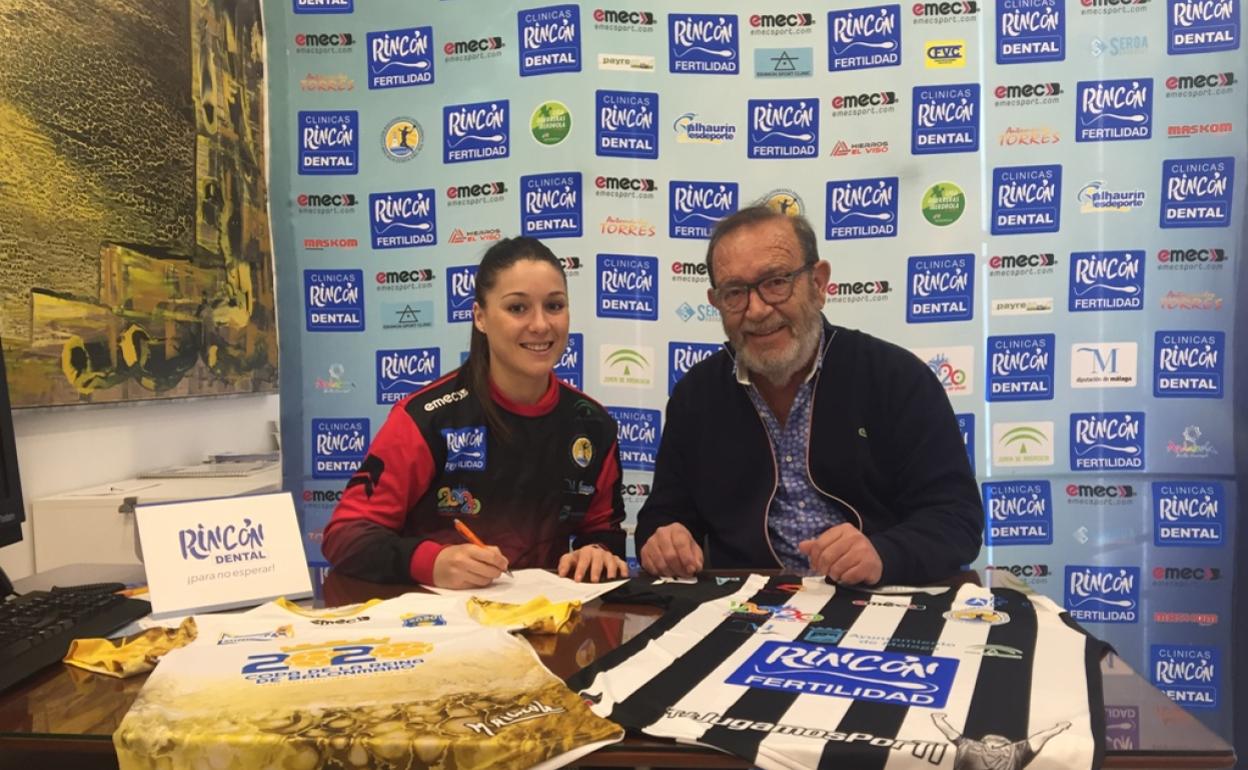 Sole, firmando su contrato junto a Manolo Rincón. 