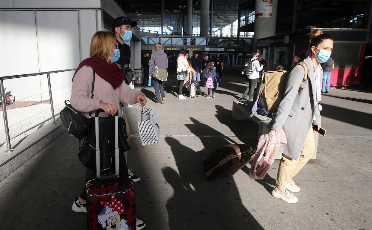 Viajeros con mascarilla en el Aeropuerto de Málaga. 