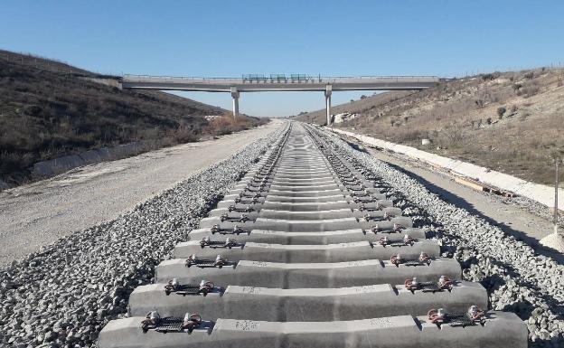 Traviesas montadas sobre la plataforma del AVE entre Málaga y Sevilla que la Junta dejó a medio hacer. 