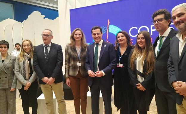 Juanma Moreno y Carmen Crespo, junto a empresarios andaluces al frente de proyectos con perspectiva medioambiental. 