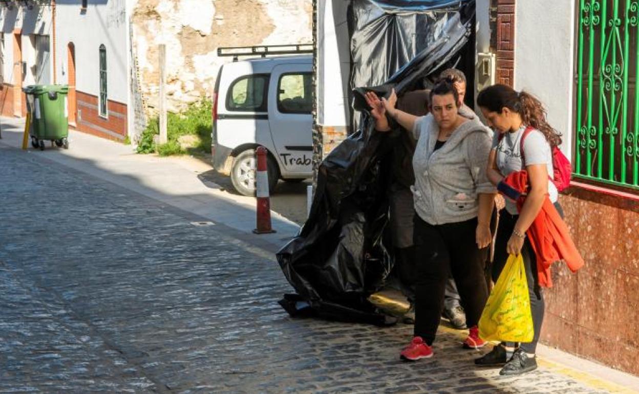 Varias personas salen del domicilio de la víctima