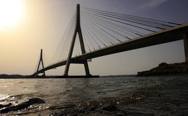 El puente sobre el río Guadiana une España con Portugal