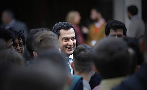 Juan Manuel Moreno, con un grupo de escolares en el Parlamento andaluz.