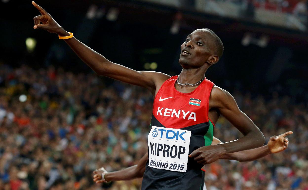 Asbel Kiprop celebra su título mundial en Pekín 2015.