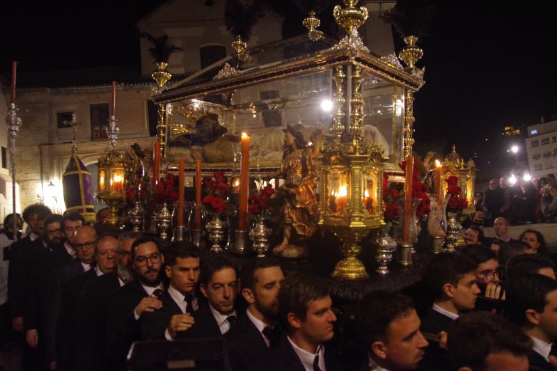 El Yacente del Monte Calvario estrena una urna de orfebrería en un especial vía crucis de antorchas