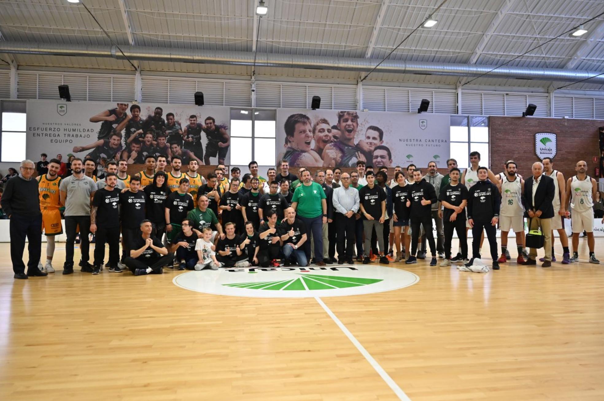 Los jugadores del Unicaja de veteranos y del Basket4Life, junto a los miembros del proyecto One Team. 