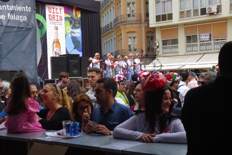 Pasacalles de Dioses, talleres infantiles, concursos de coplas, una gran 'boqueronás' y el tradicional Entierro del Boquerón han puesto el broche de oro a las fiestas de Don Carnal en la capital. 