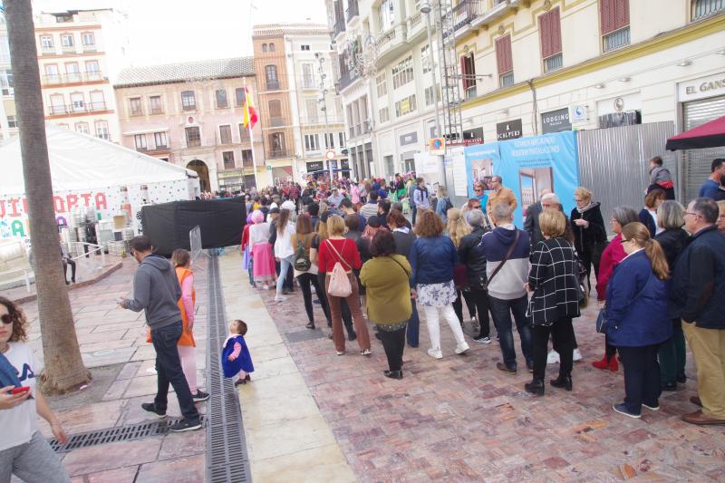 Pasacalles de Dioses, talleres infantiles, concursos de coplas, una gran 'boqueronás' y el tradicional Entierro del Boquerón han puesto el broche de oro a las fiestas de Don Carnal en la capital. 