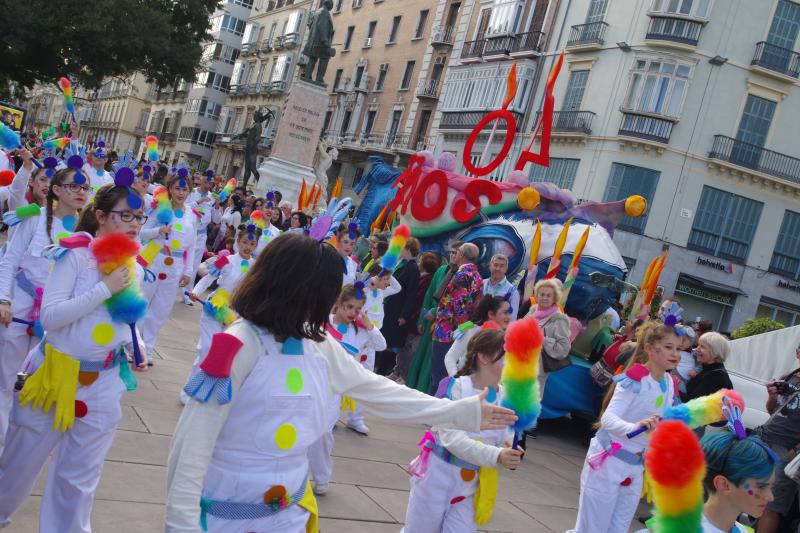 Pasacalles de Dioses, talleres infantiles, concursos de coplas, una gran 'boqueronás' y el tradicional Entierro del Boquerón han puesto el broche de oro a las fiestas de Don Carnal en la capital. 